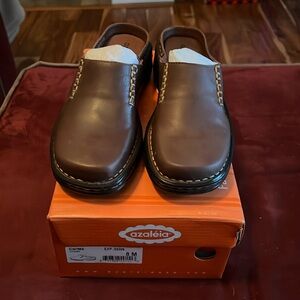 NWT Azaleia brown clogs (size 8M)